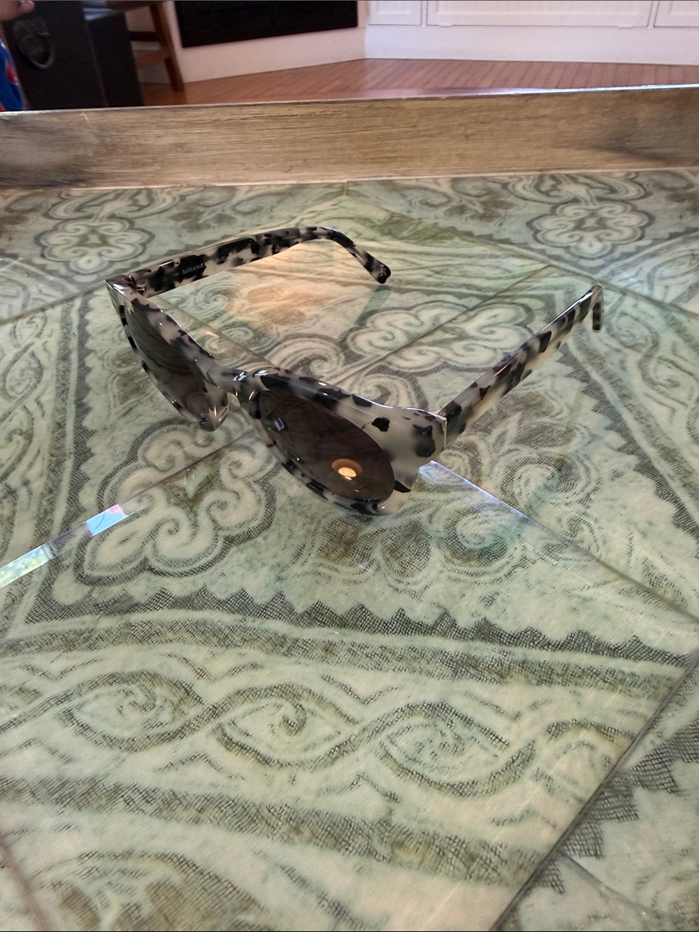 Banana Republic -Tortoiseshell Round Sunglasses - Picture 5 of 7